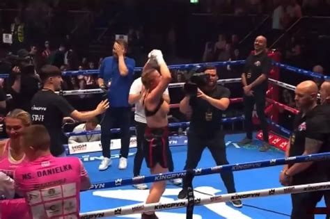 boxing girl flashes crowd after win|OnlyFans star Daniella Hemsley flashes crowd celebrating boxing。